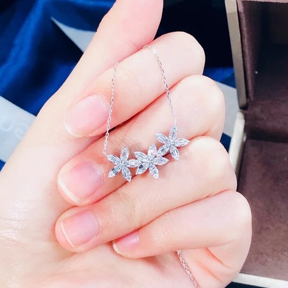 🎁 Baguette Cut Crystal Flower Necklace - Picture 4 of 7